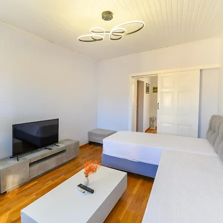 Mitropoleos Apartment