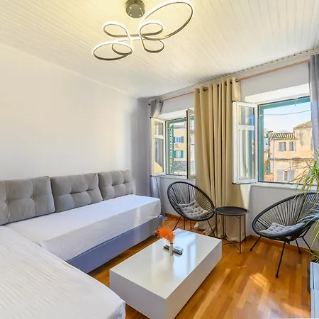Mitropoleos Apartment *
